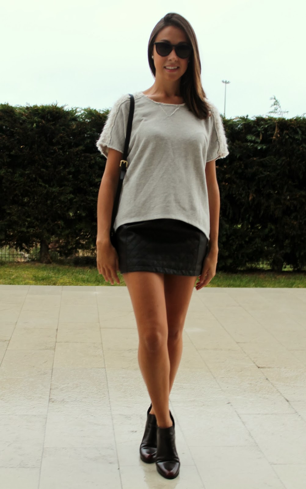 Miss Mocasines Saltarines GREY JUMPER AND LEATHER SKIRT