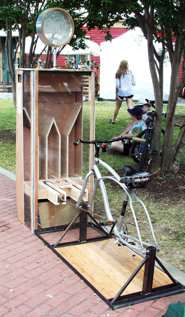 Invenção de amassar latas pedalando