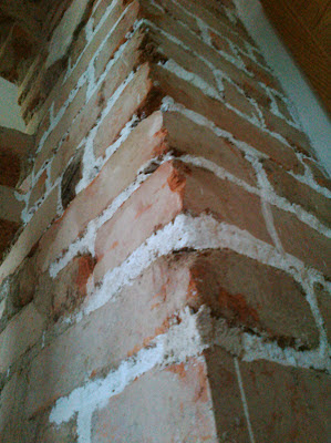 Karl Erwin und die Frau - ein Haus wird glücklich: Kamin verfugen