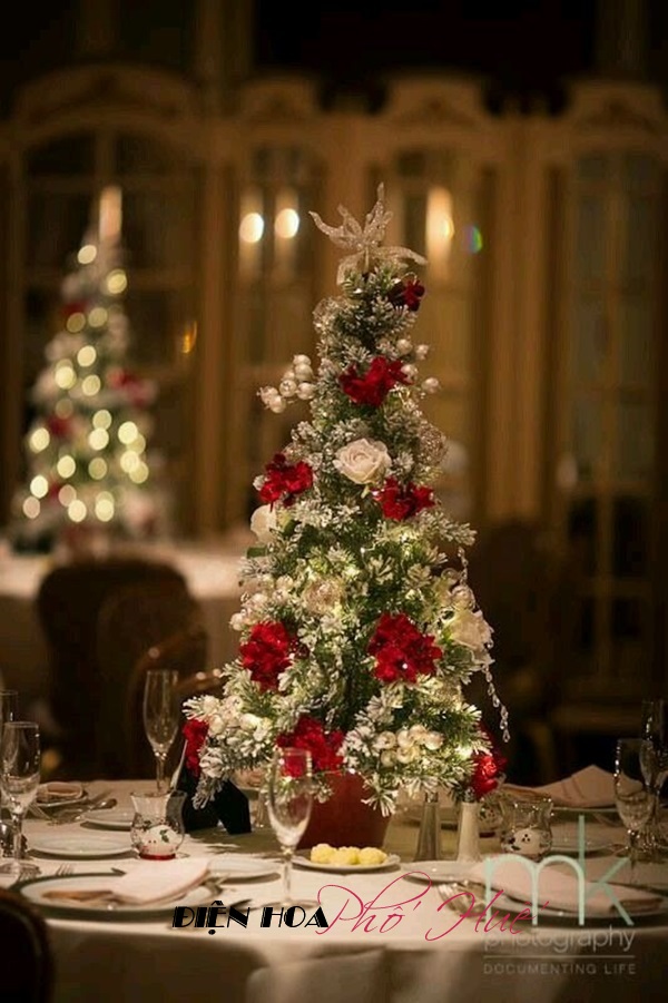 [Image: Khoac-ao-hoa-cho-cay-thong-Noel-mua-Giang-Sinh-13.jpg]