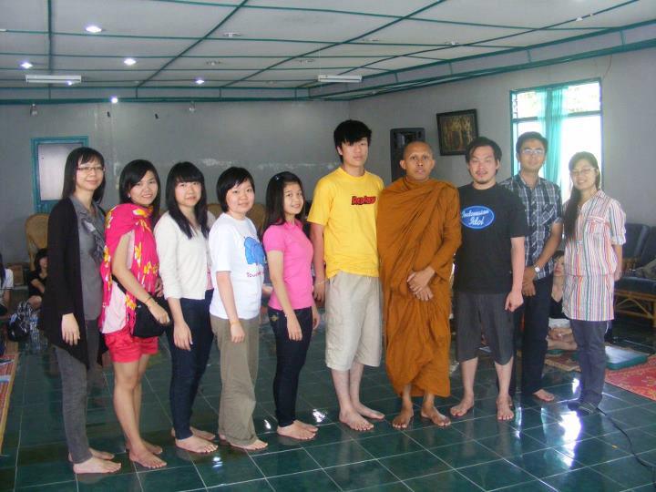 Foto Bersama Bhante Thanavaro dalam Retret BDV Samosir 2012