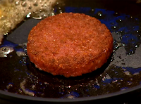 Histórico: primeiro hambúrguer do mundo produzido em laboratório é apresentado em Londres