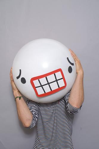 matthew nicholson fotografia divertida linguagem corporal cabeça gigante emoticons