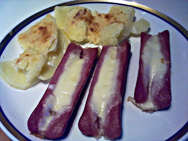 Salchichas Con Queso Y Papas A La Crema
