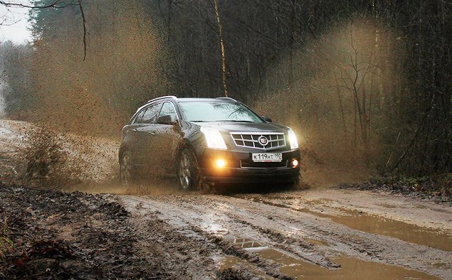 Cadillac SRX в грязи