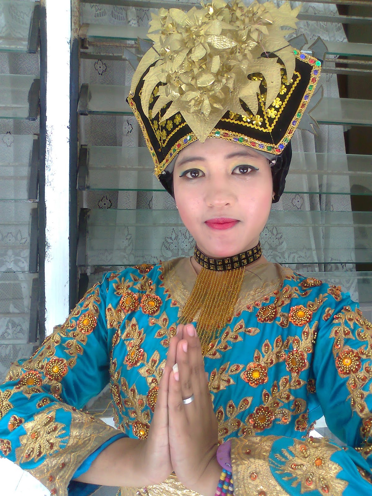 Ranah Puti Junjuang kreasi pakaian dan suntiang minangkabau