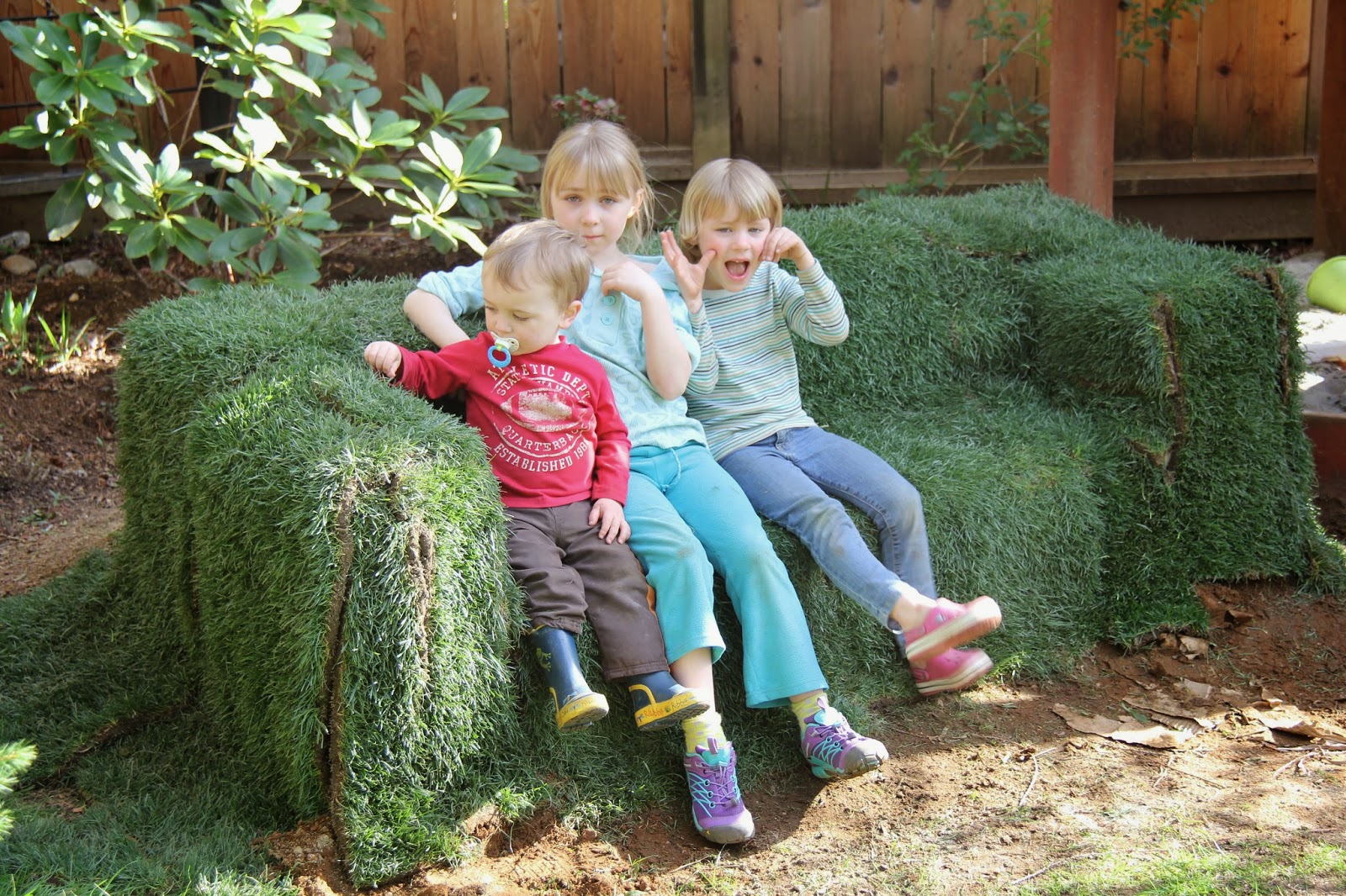 dirt digging sisters DIY Grass Couch