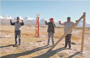 el pivote rojo es la demarcación de territorio. las personas muestran el enmallado