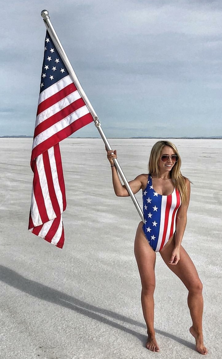 Голая блондинка прикрывается флагом США