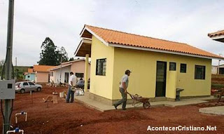 Iglesia utiliza diezmos para construir casas para personas sin hogar