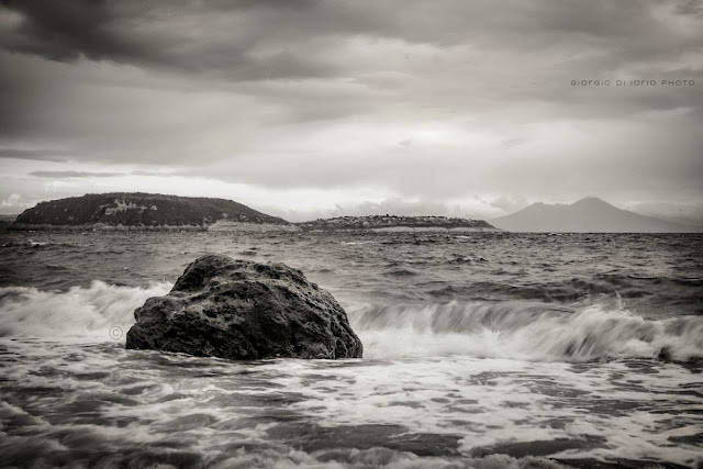 Movements, foto Ischia,Cartaromana, scogli di Sant'Anna, lunga esposizione, Ischia in bianco e nero, scogli, rocks, storm, seastorm, Vesuvio, Procida, Vivara, 