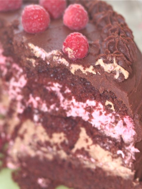 chokladtårta med hallonmousse fyllning chokladtårta med hallonmousse fyllning