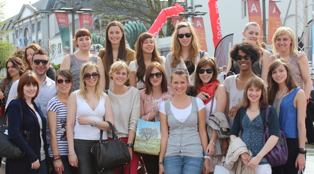 Webtrash Der Woche Niederlander Raven Auf Dem Benny Hill Theme