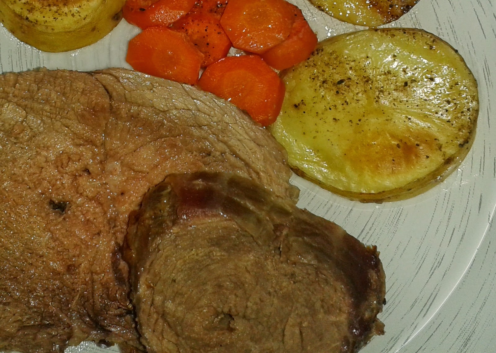 Carne asada con patatas y zanahorias carne asada con patatas y zanahorias