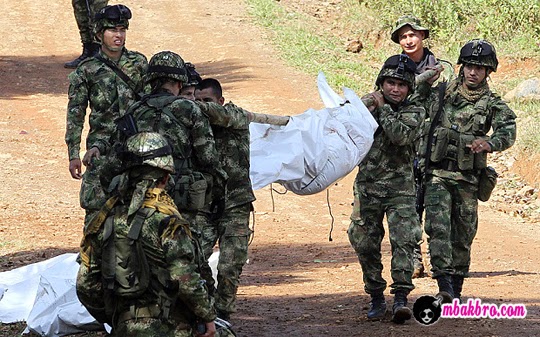 tentara Kolombia mengevakuasi korban tentara Kolombia mengevakuasi korban