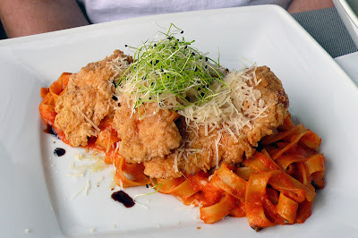 Parmezános bundában sült csirkemell paradicsomos tagliatellével (Addo Café, Pécs)