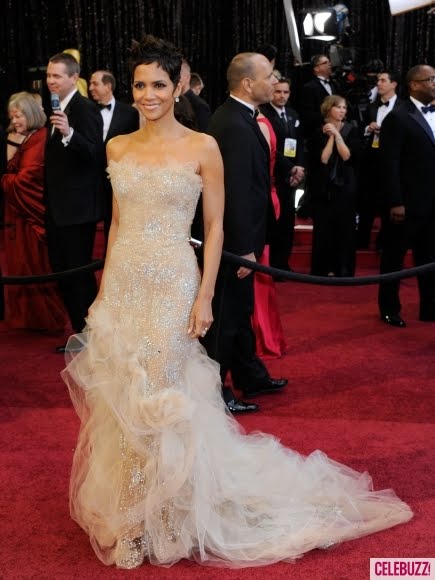 halle berry 2011 oscars dress. Halle Berry Best Dressed at