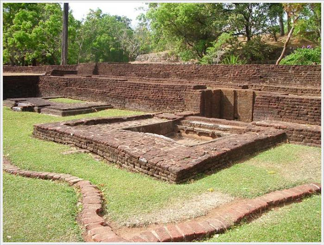 نقره لتكبير أو تصغير الصورة ونقرتين لعرض الصورة في صفحة مستقلة بحجمها الطبيعي