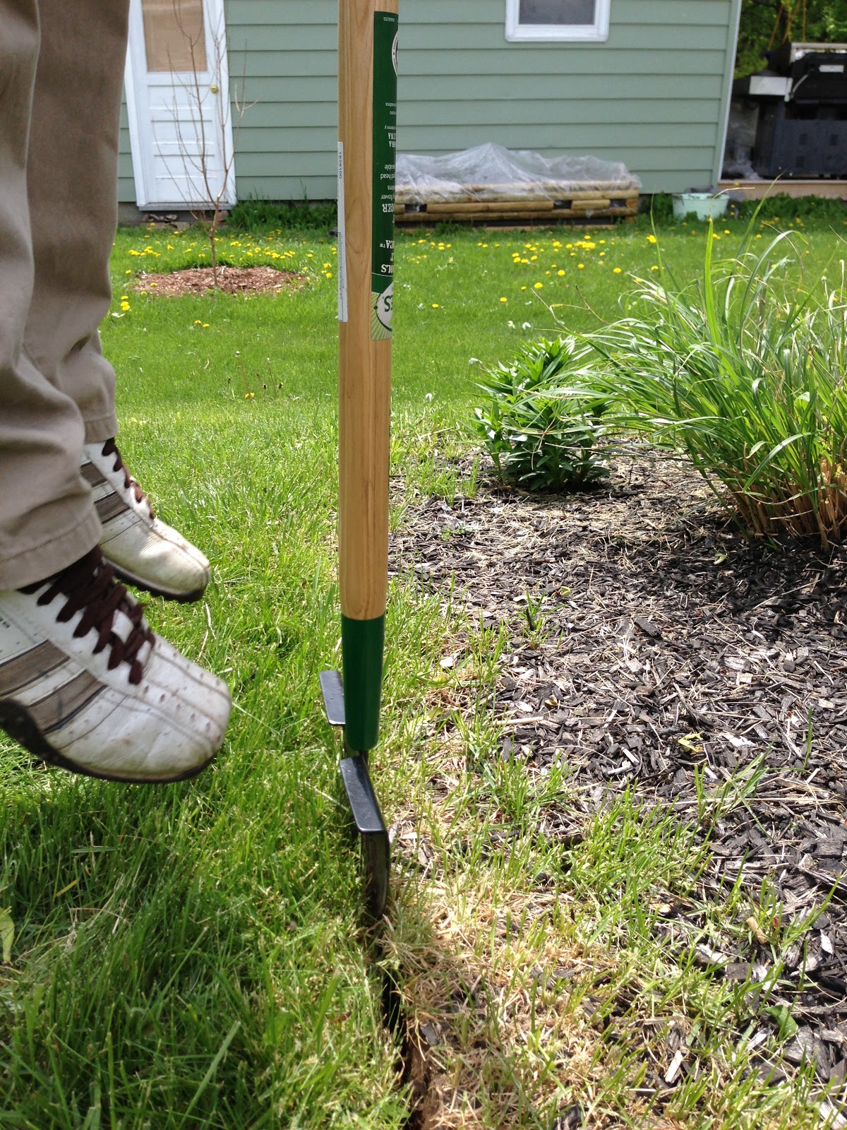 Eclectified Living: How to Edge a Garden Bed