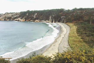 Playa de Barayo, vista desde el borde occidental