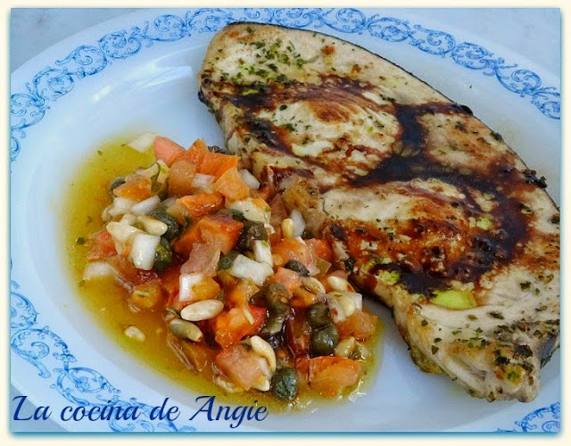 Emperador Con Salsa Mediterránea
