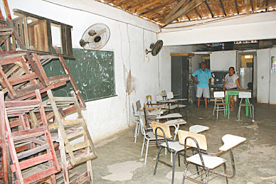 http://2.bp.blogspot.com/-uUYTbaomiVg/VkAOZULWloI/AAAAAAAAYt4/j0oraAWkKkA/s1600/Escolas%2Brurais%2Bprec%25C3%25A1rias.jpg