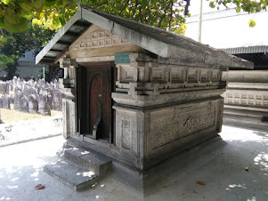 Tomb in Friday Mosque graveyard in Male's City