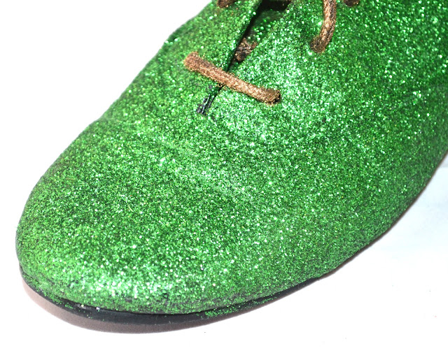 glitter, shoes, flats, diy, project, craftt, st patricks day, st pattys, pattys, green glitter, gold laces, lepachaun shoes, lepachaun, st pattys diy, best diy, fashion, style, blogger, fashion blogger, diy blogger