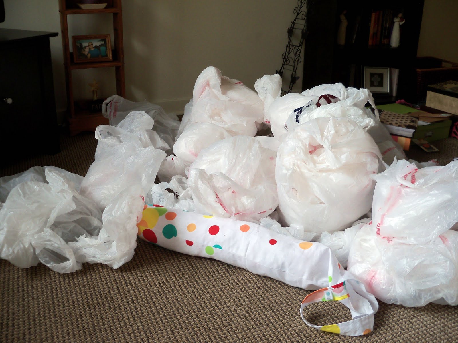 little bits: Pretty Plastic Bag Organizer