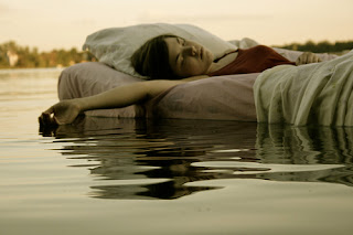 Menina dormindo no lago Menina dormindo no lago