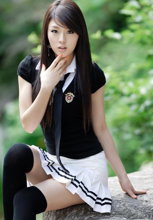 ASIAN GIRLS: Hot Asian school girl in the outskirts of the photo