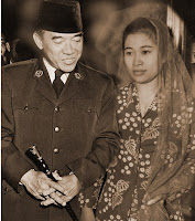 Ibu Fatmawai dan Bung Karno Ibu Fatmawai dan Bung Karno