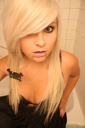 Girls long Emo Hairstyle Pictures