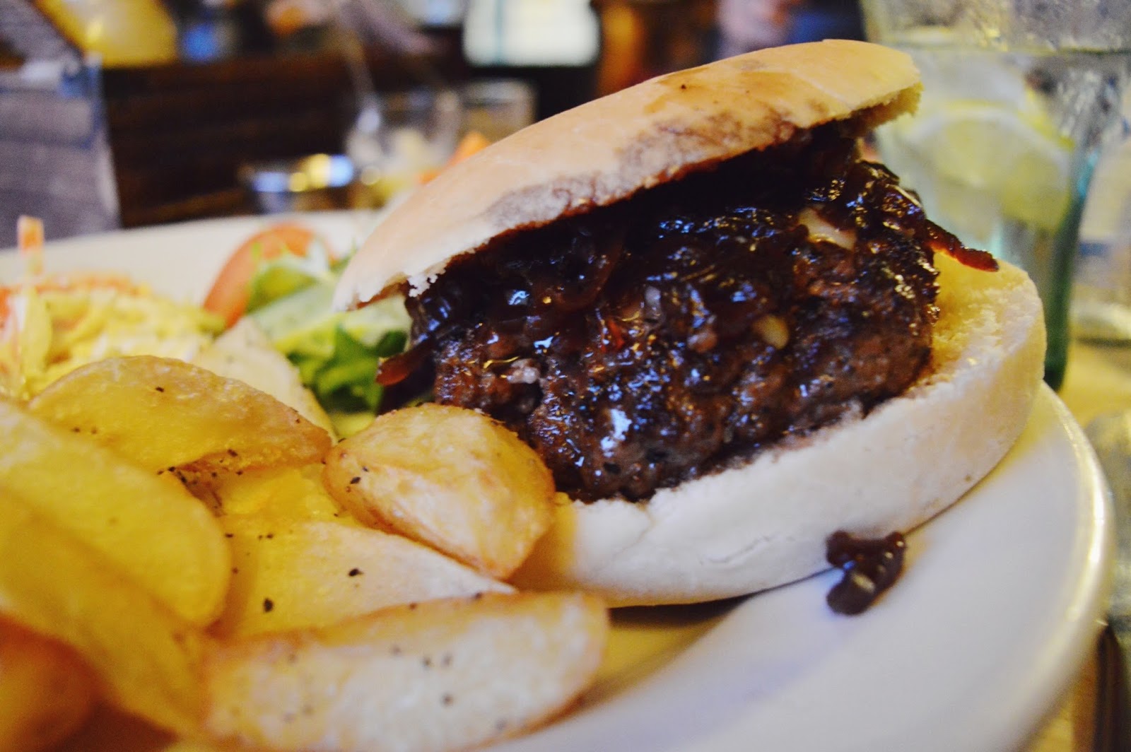 The Three Cups Stockbridge review, food bloggers, FashionFake, burger