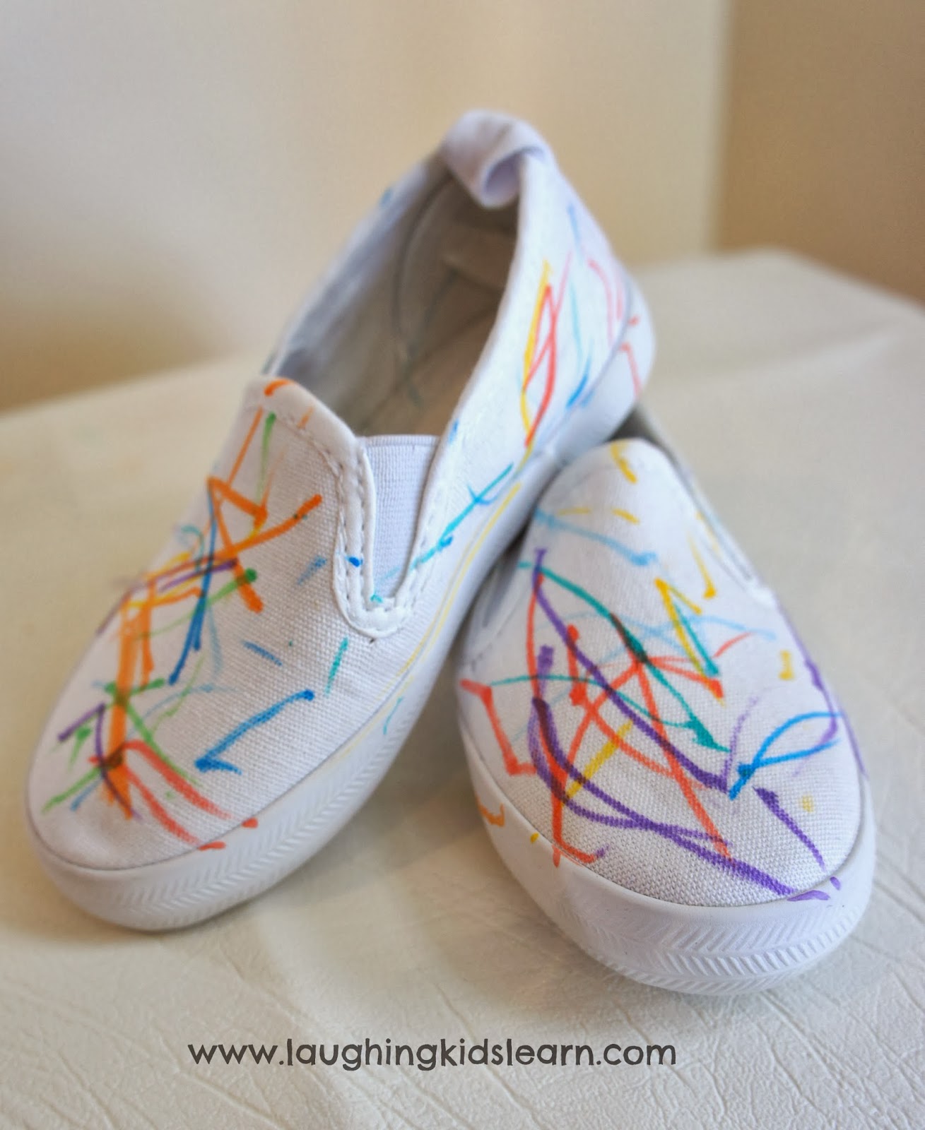 Decorating shoes Laughing Kids Learn