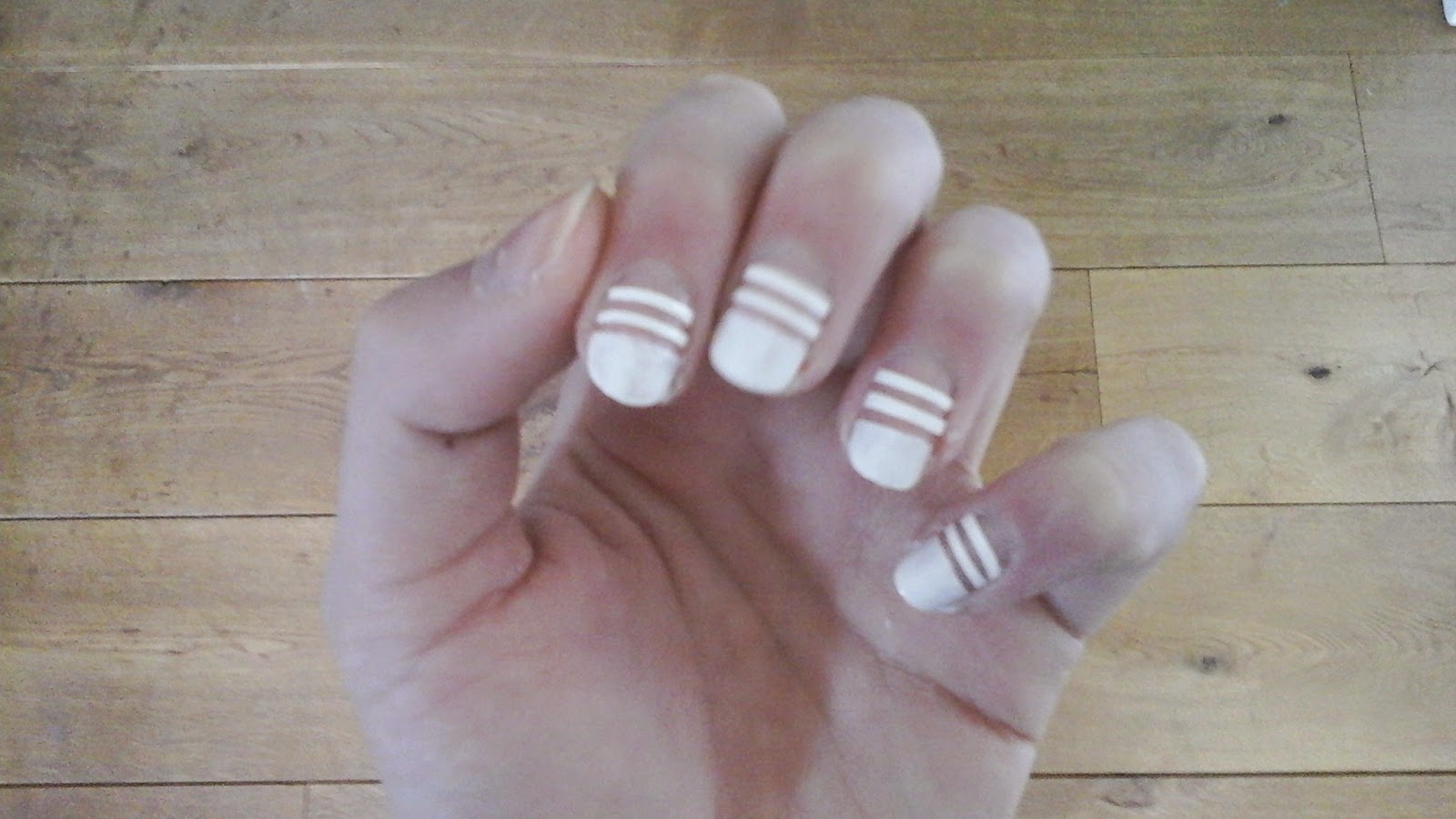 Nail art white stripes