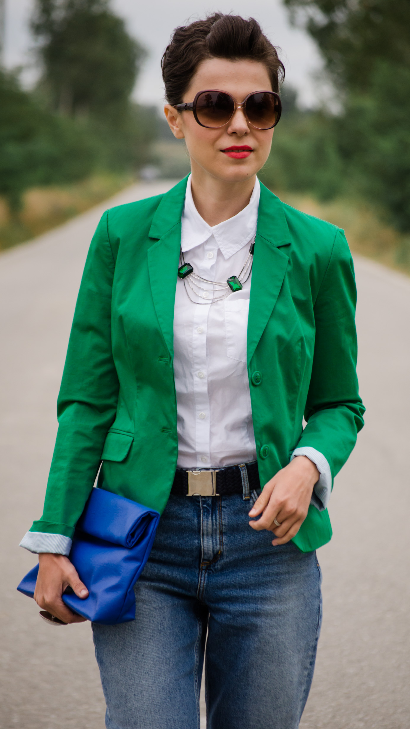 mom jeans emerald green blazer white loose boyfriend shirt blue clutch green heels H&M benvenutti s.oliver