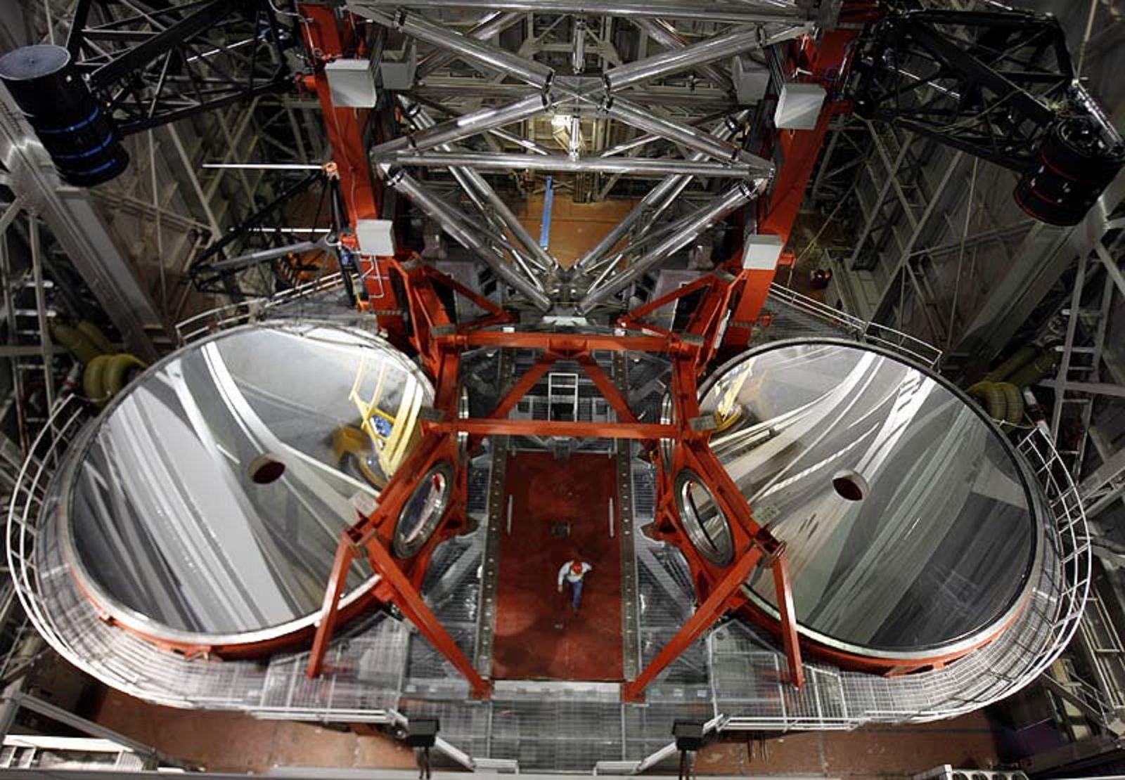 LUCIFER Le télescope à infrarouges du Vatican MOINS de BIENS PLUS