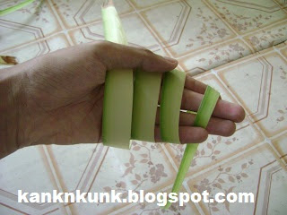 Cara membuat ketupat (sumber : kanknkunk.blogpspot.com) Cara membuat ketupat (sumber : kanknkunk.blogpspot.com)