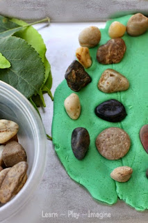 Learning with playdough and natural elements