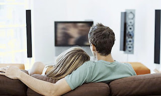 couple watching tv saidaonline+%25281%2529 He watches x rated movies. Is it oki? 