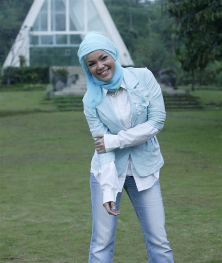 trend model gaya hijab ala dewi sandra terbaru 2017/2018 trend model gaya hijab ala dewi sandra terbaru 2017/2018