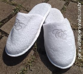 Pantufas bordadas com a iniciais dos noivos