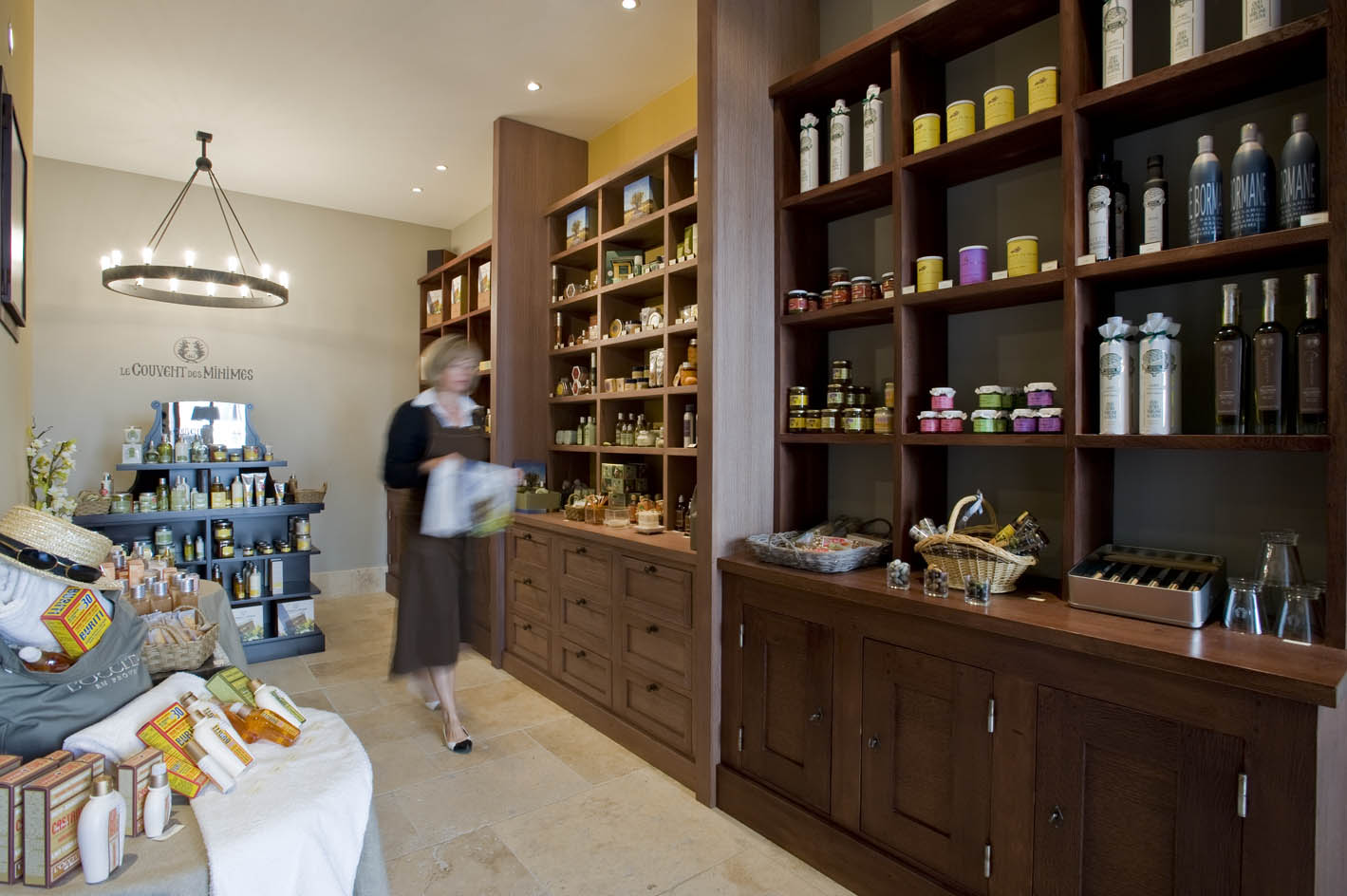 南仏プロヴァンスの個人旅行ア ラ カルト ル クーヴァン デ ミニム マンヌ