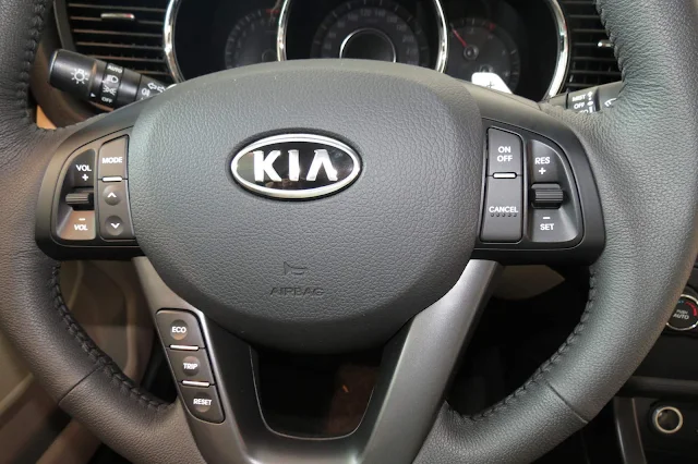 carro Kia Optima 2013 - Preto - por dentro