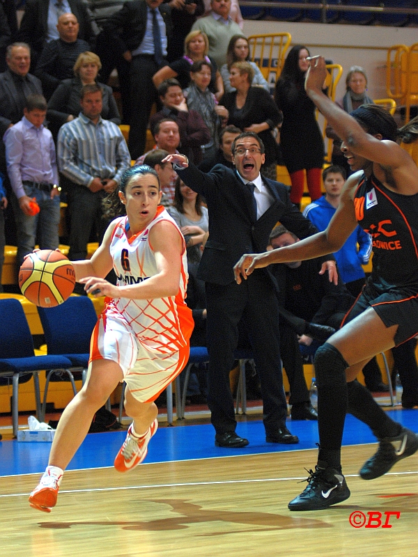 Сильвия Домингес в атаке