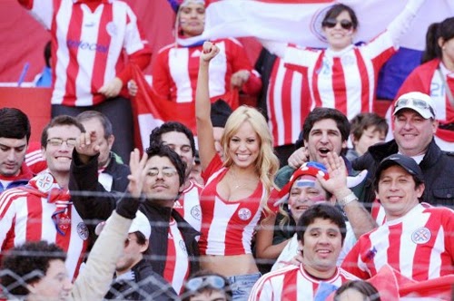 CĐV nữ gợi cảm cổ vũ tuyển Paraguay