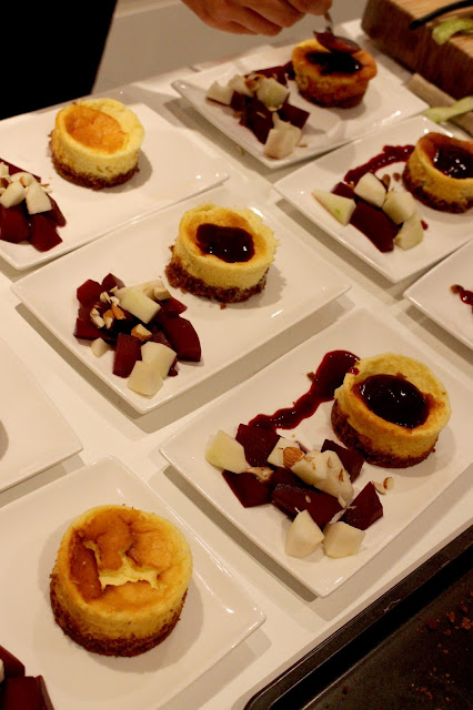 Dessert van kaastaart met perenslaatje Dessert van kaastaart met perenslaatje