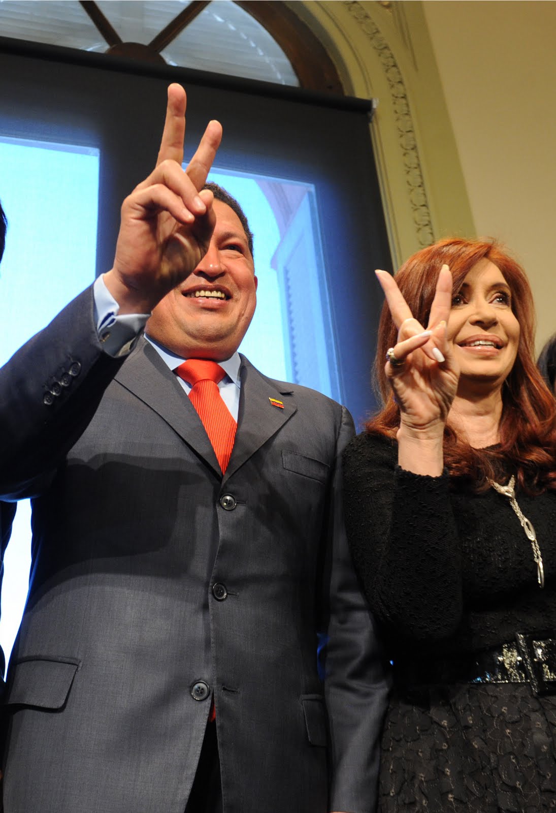 http://2.bp.blogspot.com/-um2lSIyIZmo/TZJ2GKeVODI/AAAAAAAADGI/vkiPRqW8pdw/s1600/Cristina%2BFern%25C3%25A1ndez%2By%2Bel%2Bpresidente%2BHugo%2BCh%25C3%25A1vez%2BFr%25C3%25ADas%2Bluego%2Bde%2Bofrecer%2Buna%2Bconferencia%2Bde%2Bprensa%2Ben%2BCasa%2BRosada.jpg