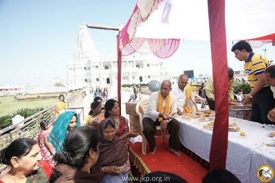 Kripalu Ji Maharajji graced Vrindavan villagers with a delicious prasad lunch